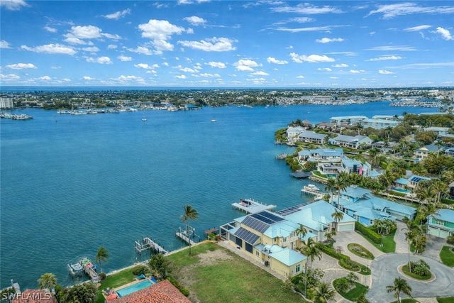 1535 Dolphin LN, Naples, FL 34102