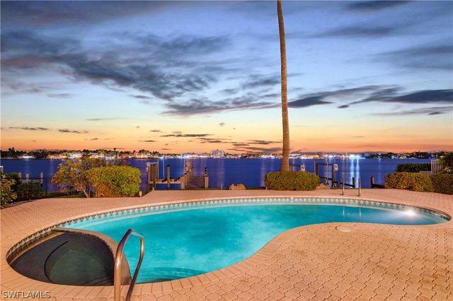 1535 Dolphin LN, Naples, FL 34102