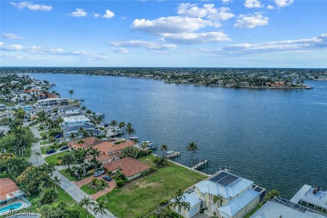 1535 Dolphin LN, Naples, FL 34102