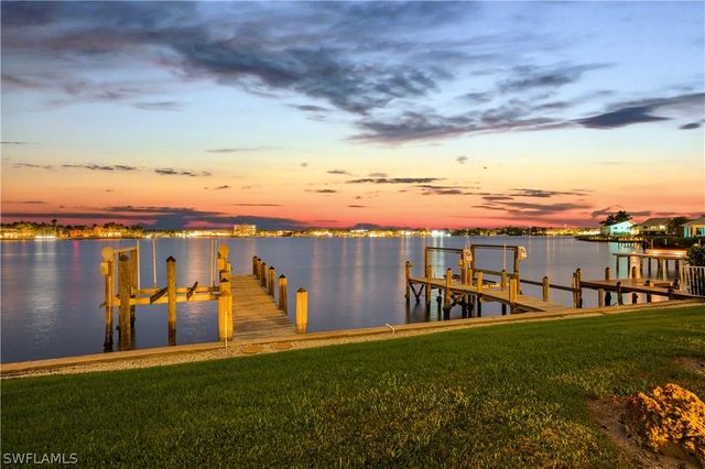 1535 Dolphin LN, Naples, FL 34102