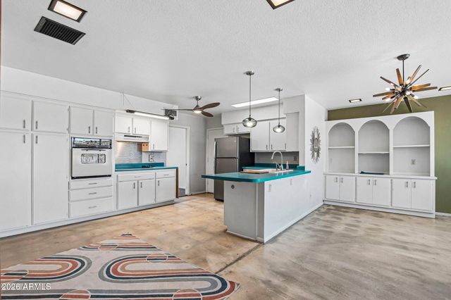 2460 E CLAIRE Drive, Phoenix, AZ 85032