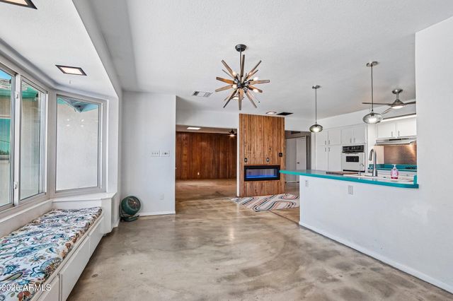 2460 E CLAIRE Drive, Phoenix, AZ 85032