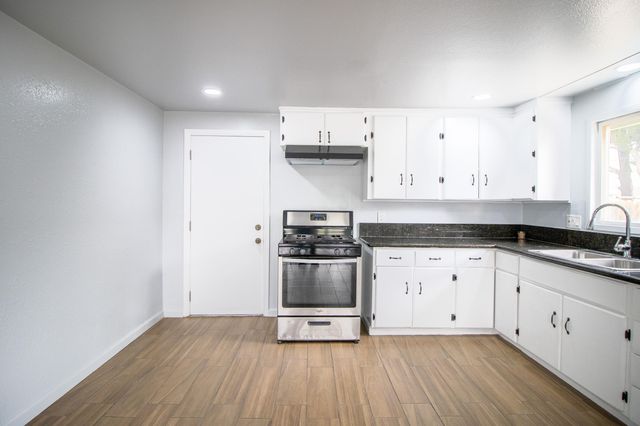 818 W Sweet Avenue W, Visalia, CA 93291