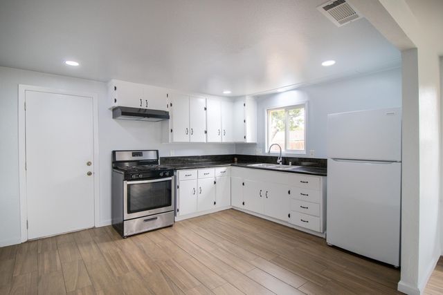 818 W Sweet Avenue W, Visalia, CA 93291