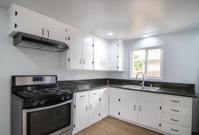 818 W Sweet Avenue W, Visalia, CA 93291