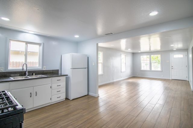 818 W Sweet Avenue W, Visalia, CA 93291