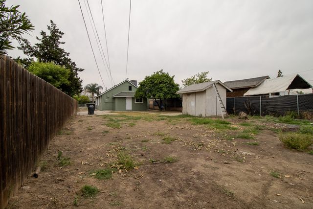 818 W Sweet Avenue W, Visalia, CA 93291