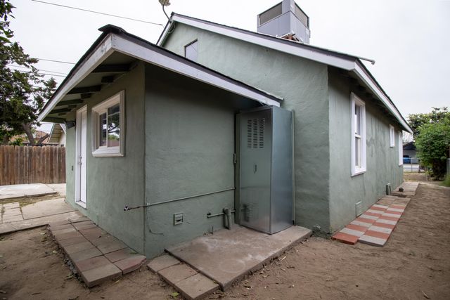 818 W Sweet Avenue W, Visalia, CA 93291