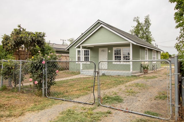 818 W Sweet Avenue W, Visalia, CA 93291
