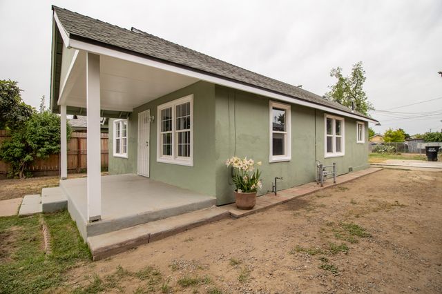 818 W Sweet Avenue W, Visalia, CA 93291
