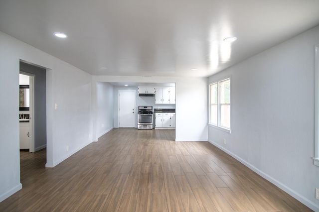 818 W Sweet Avenue W, Visalia, CA 93291