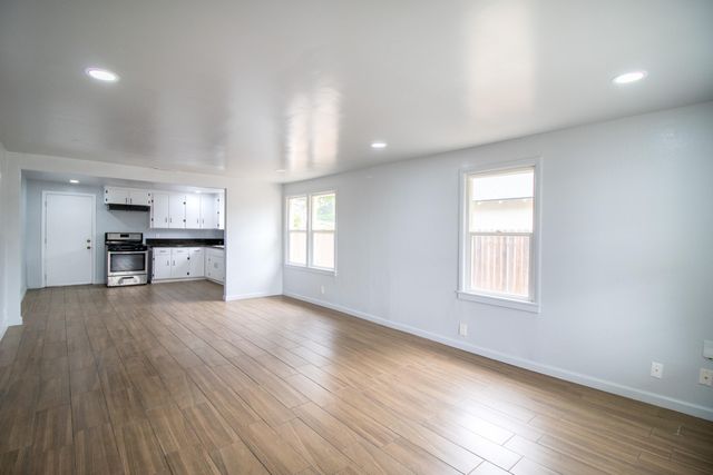 818 W Sweet Avenue W, Visalia, CA 93291