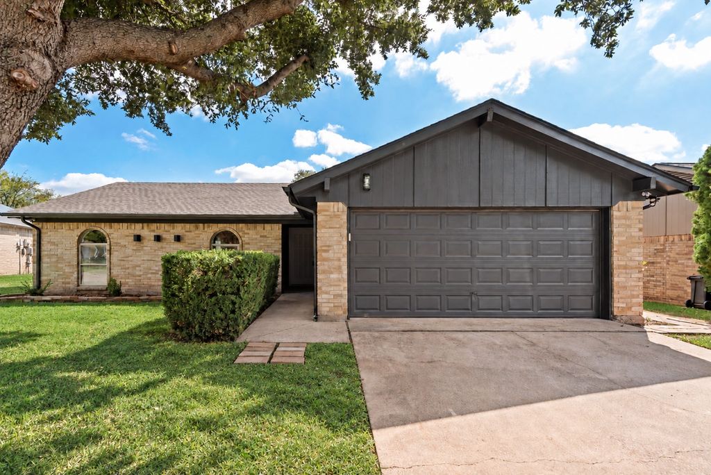 3021 Meadowmoor Street, Fort Worth, TX 76133 — exterior