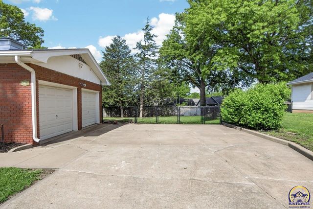 2031 SW Sims AVE, Topeka, KS 66604