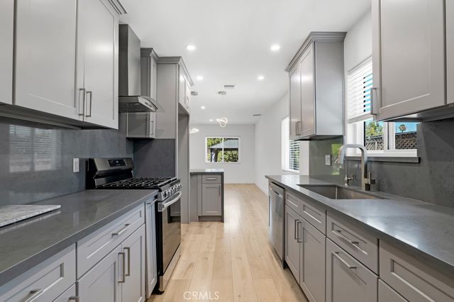 7100 Varna Avenue, North Hollywood, CA 91605