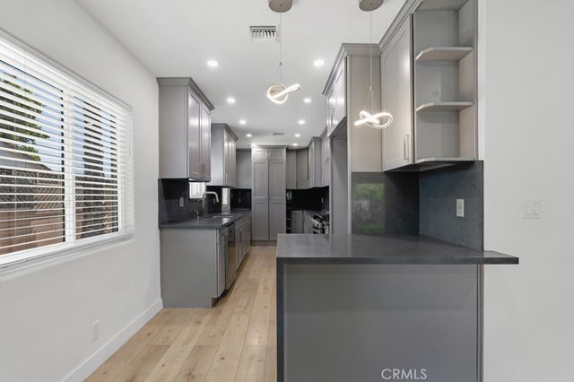 7100 Varna Avenue, North Hollywood, CA 91605