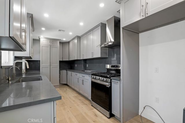 7100 Varna Avenue, North Hollywood, CA 91605