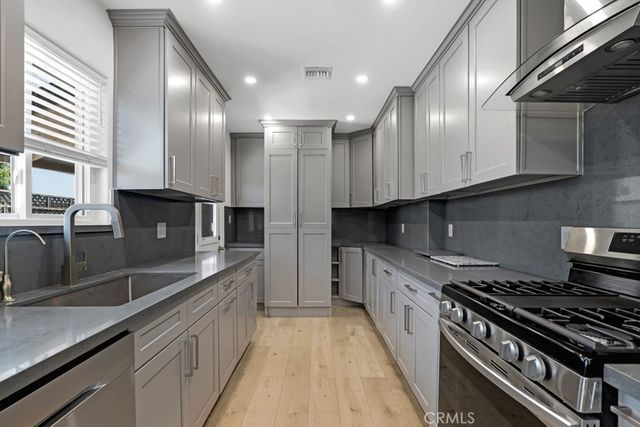 7100 Varna Avenue, North Hollywood, CA 91605
