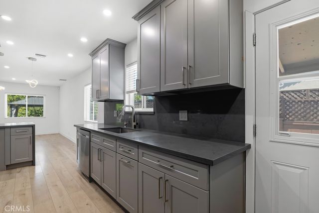 7100 Varna Avenue, North Hollywood, CA 91605