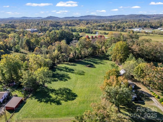 628 New Hope Road, Flat Rock, NC 28731