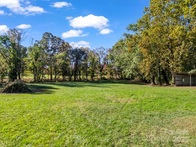 628 New Hope Road, Flat Rock, NC 28731