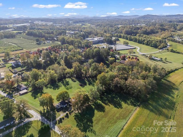 628 New Hope Road, Flat Rock, NC 28731