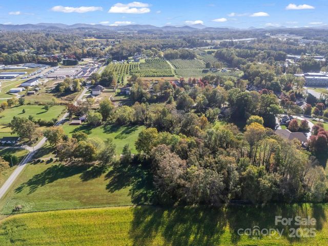 628 New Hope Road, Flat Rock, NC 28731