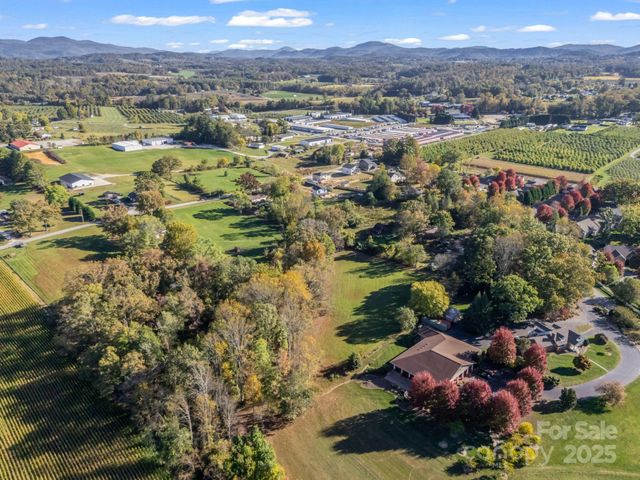 628 New Hope Road, Flat Rock, NC 28731