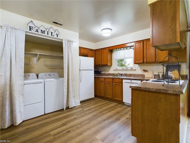 1320 Pierside CT, Virginia Beach, VA 23453