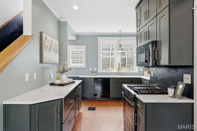125 S Elm Avenue, St Louis, MO 63119
