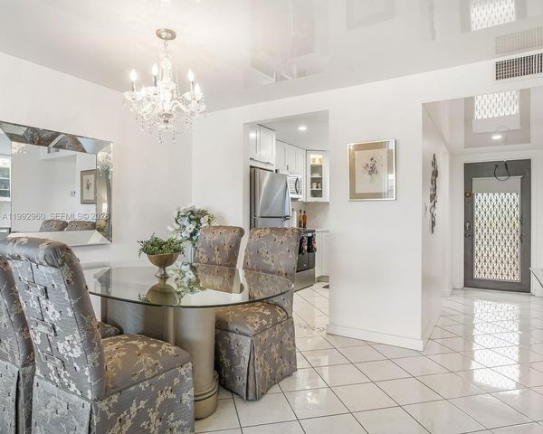 9580 Sunrise Lakes Boulevard 205, Sunrise, FL 33322