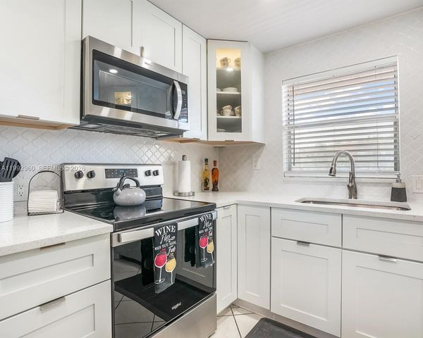 9580 Sunrise Lakes Boulevard 205, Sunrise, FL 33322