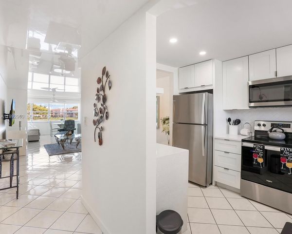 9580 Sunrise Lakes Boulevard 205, Sunrise, FL 33322