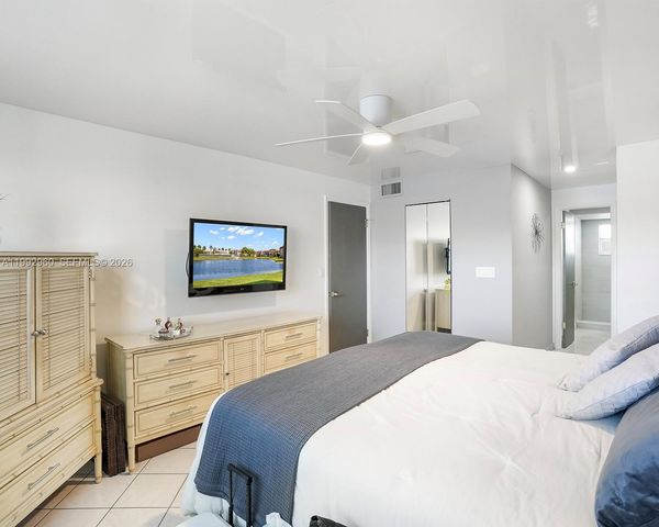 9580 Sunrise Lakes Boulevard 205, Sunrise, FL 33322