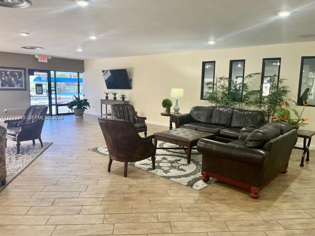 9580 Sunrise Lakes Boulevard 205, Sunrise, FL 33322