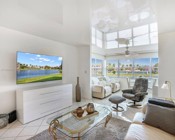 9580 Sunrise Lakes Boulevard 205, Sunrise, FL 33322
