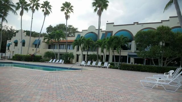 9460 Poinciana Pl 203, Davie, FL 33324