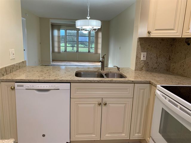 9460 Poinciana Pl 203, Davie, FL 33324