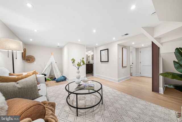 3822 VAN NESS ST NW, Washington, DC 20016