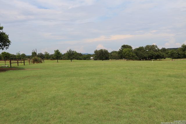 14 Woodview Circle, Bandera, TX 78003