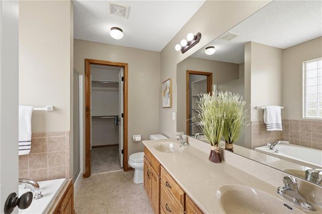 9712 E 222nd Street, Peculiar, MO 64078