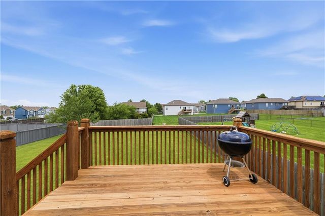 9712 E 222nd Street, Peculiar, MO 64078