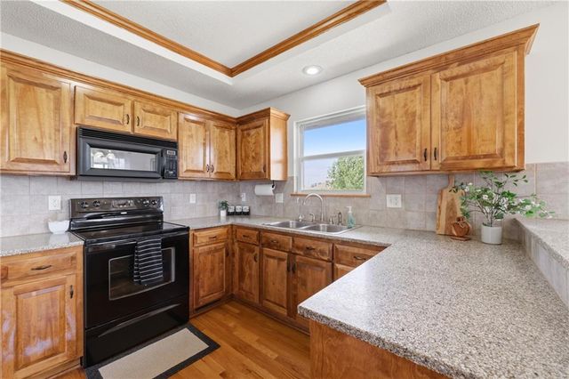 9712 E 222nd Street, Peculiar, MO 64078