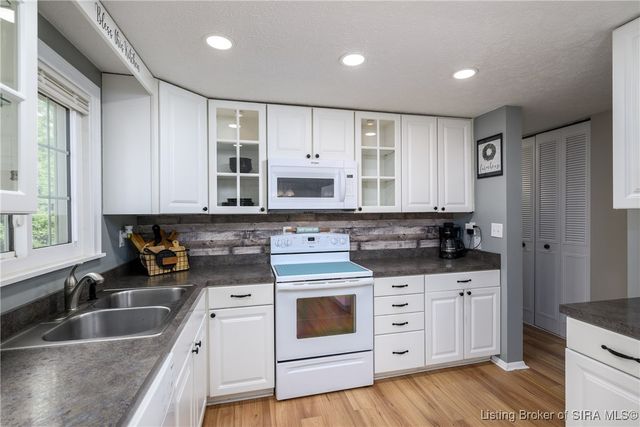 1506 Sportsman Drive, Jeffersonville, IN 47130