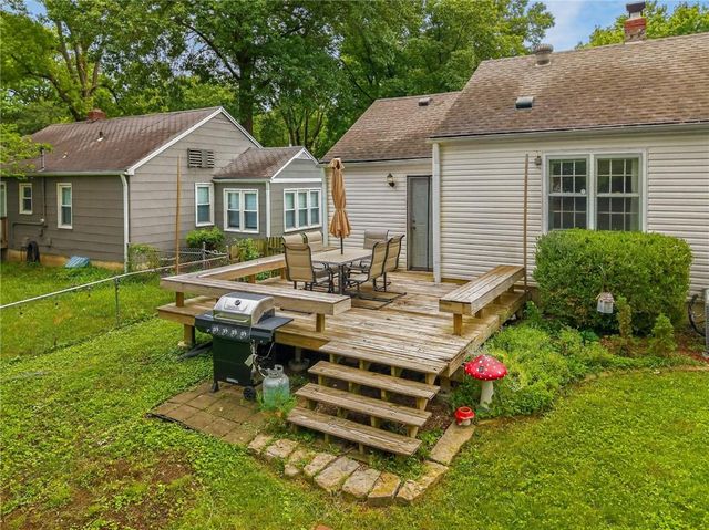 8326 Madison Avenue, Kansas City, MO 64114