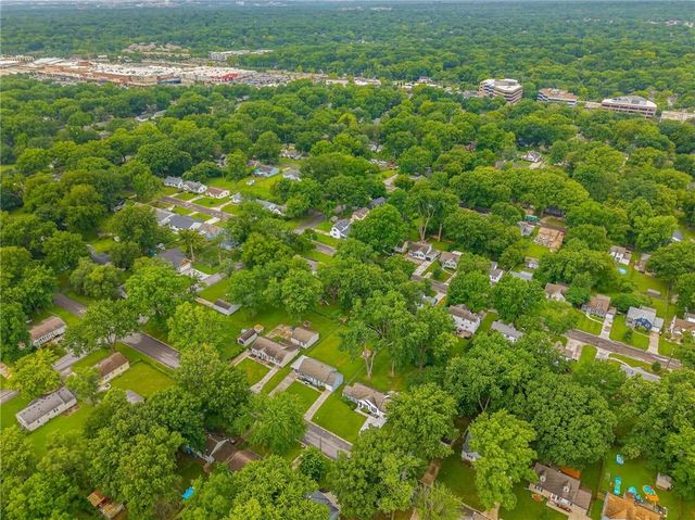 8326 Madison Avenue, Kansas City, MO 64114