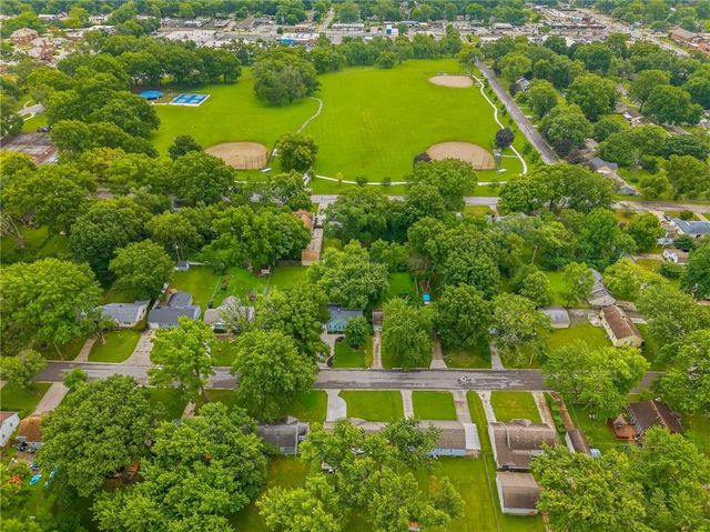 8326 Madison Avenue, Kansas City, MO 64114