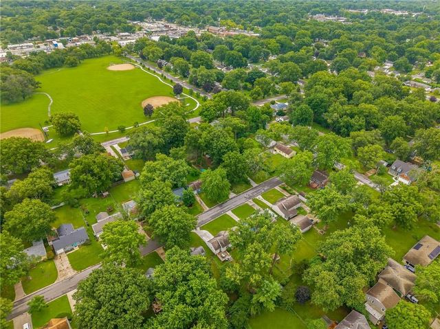 8326 Madison Avenue, Kansas City, MO 64114