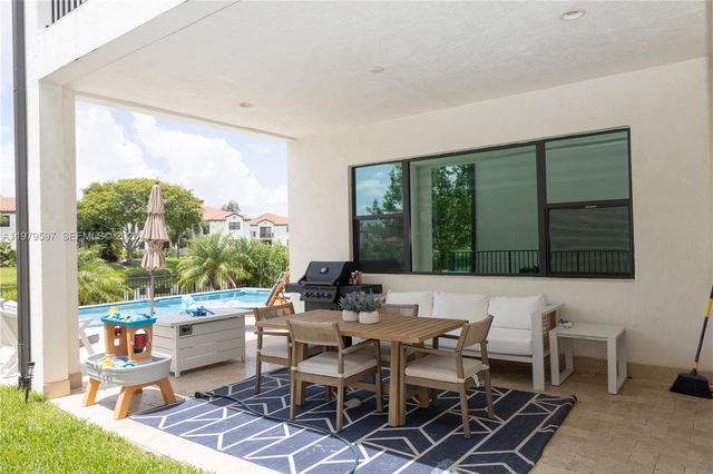 11826 SW 13th Ct, Pembroke Pines, FL 33025