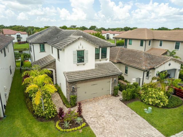 11826 SW 13th Ct, Pembroke Pines, FL 33025